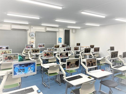 パソコンの置かれた机が並ぶ教室の全景