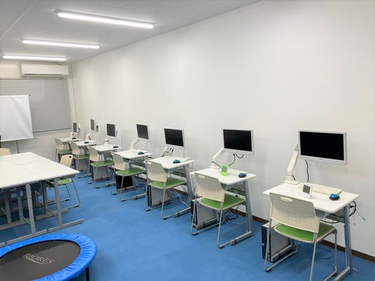 窓側に並ぶ学習席と、手前に置かれたトランポリン